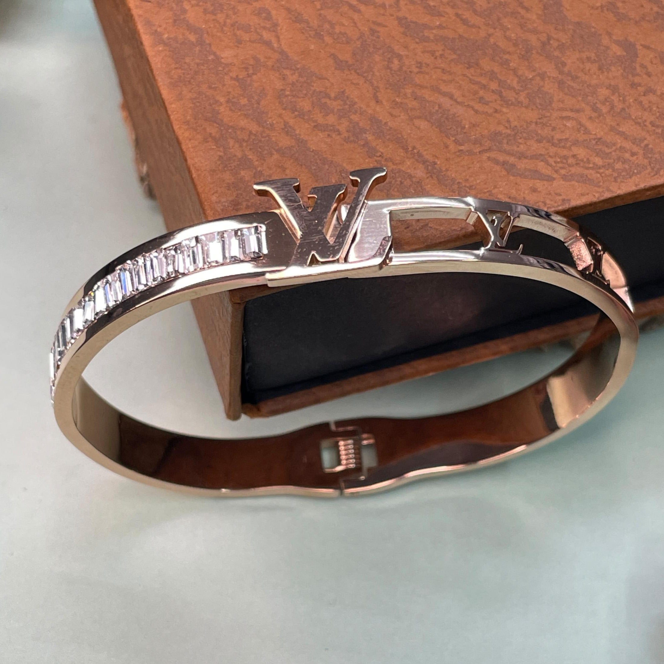 Shop Louis Vuitton Chain Links Bracelet (BRACELET CHAINE A MAILLONS, BRACELET  LV CHAIN LINKS, M00306, M00305) by Mikrie | BUYMA